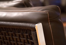 Cuoio, pelle e acciao sulla chaise longue utilizzata invece della solita poltrona.